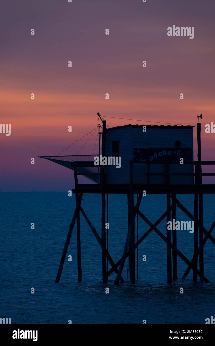 Frankreich, Charente-Maritime (17), südlich von La Rochelle, Aytre, Schollenfischerhütte, im französischen „carrelet“ genannt, bei Sonnenuntergang Stockfoto
