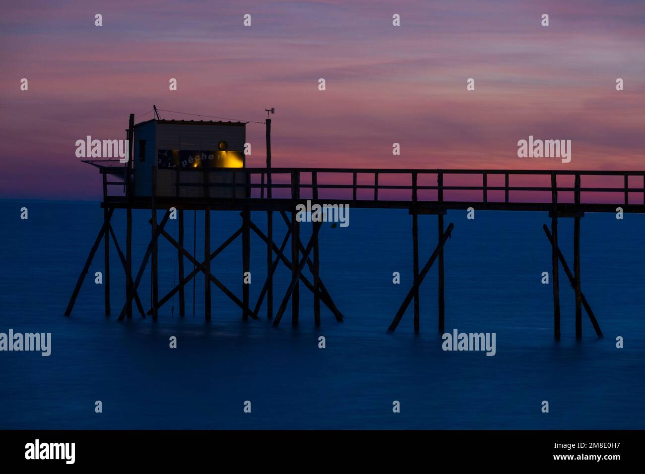 Frankreich, Charente-Maritime (17), südlich von La Rochelle, Aytre, Ponton und Schollenfischerhütte, im französischen „carrelet“ genannt, bei Sonnenuntergang Stockfoto