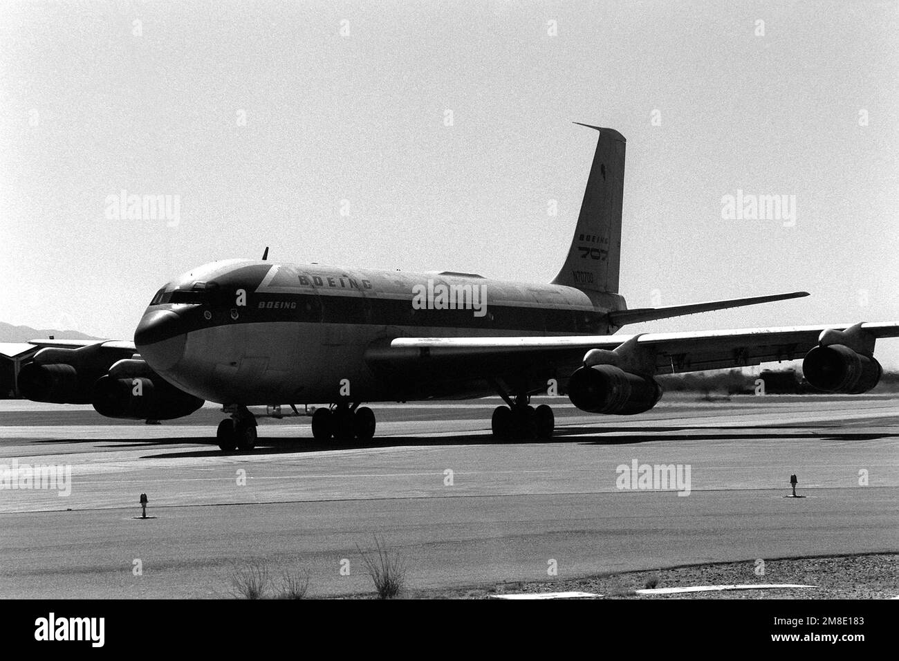 Ein Flugzeug der Boeing 367-80 befindet sich nach einer Restaurierung im Zentrum für die Instandhaltung und Regenerierung der Luft- und Raumfahrt (AMARC) auf der Fluglinie. Der Dash-80, wie er genannt wird, wird im Juli 1991 in der Zentrale der Boeing Aerospace Corporation in Seattle während ihres 75.-jährigen Jubiläums vorgestellt. Das Flugzeug ist der Prototyp sowohl für die Boeing 707 als auch für die Air Force KC-135 Stratotanker und war vor der Restaurierung 17 Jahre lang bei AMARC gelagert. Basis: Luftwaffenstützpunkt Davis-Monthan Bundesstaat: Arizona (AZ) Land: Vereinigte Staaten von Amerika (USA) Stockfoto