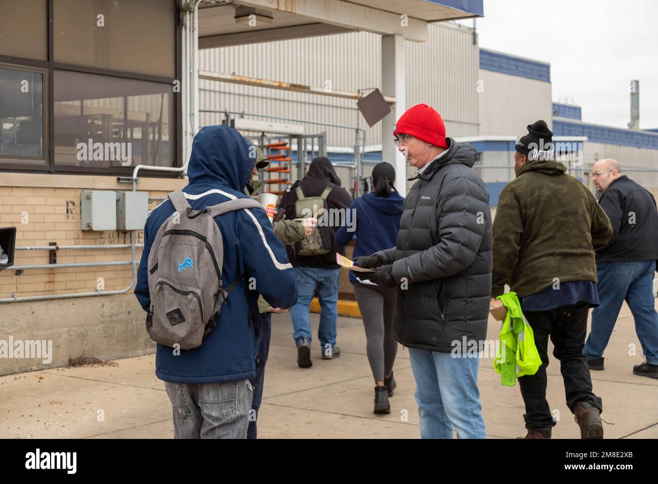 Saline, Michigan, USA. 13. Januar 2023. Shawn Fain (orangefarbener Hut), der Reformkandidat für das Amt des Präsidenten der Gewerkschaft United Auto Workers, spricht über UAW-Mitglieder, die bei Faurecia, einem Zulieferer von Autoteilen, ankommen. Fain tritt gegen den Amtsinhaber Ray Curry an. Die Stimmzettel werden Ende Februar ausgezählt. Kredit: Jim West/Alamy Live News Stockfoto