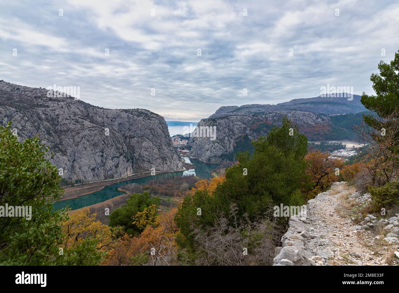 Fluss Cetina, Omiš und Berge in Kroatien. Kroatische Naturlandschaft. Dezember an der Adriaküste. Stockfoto