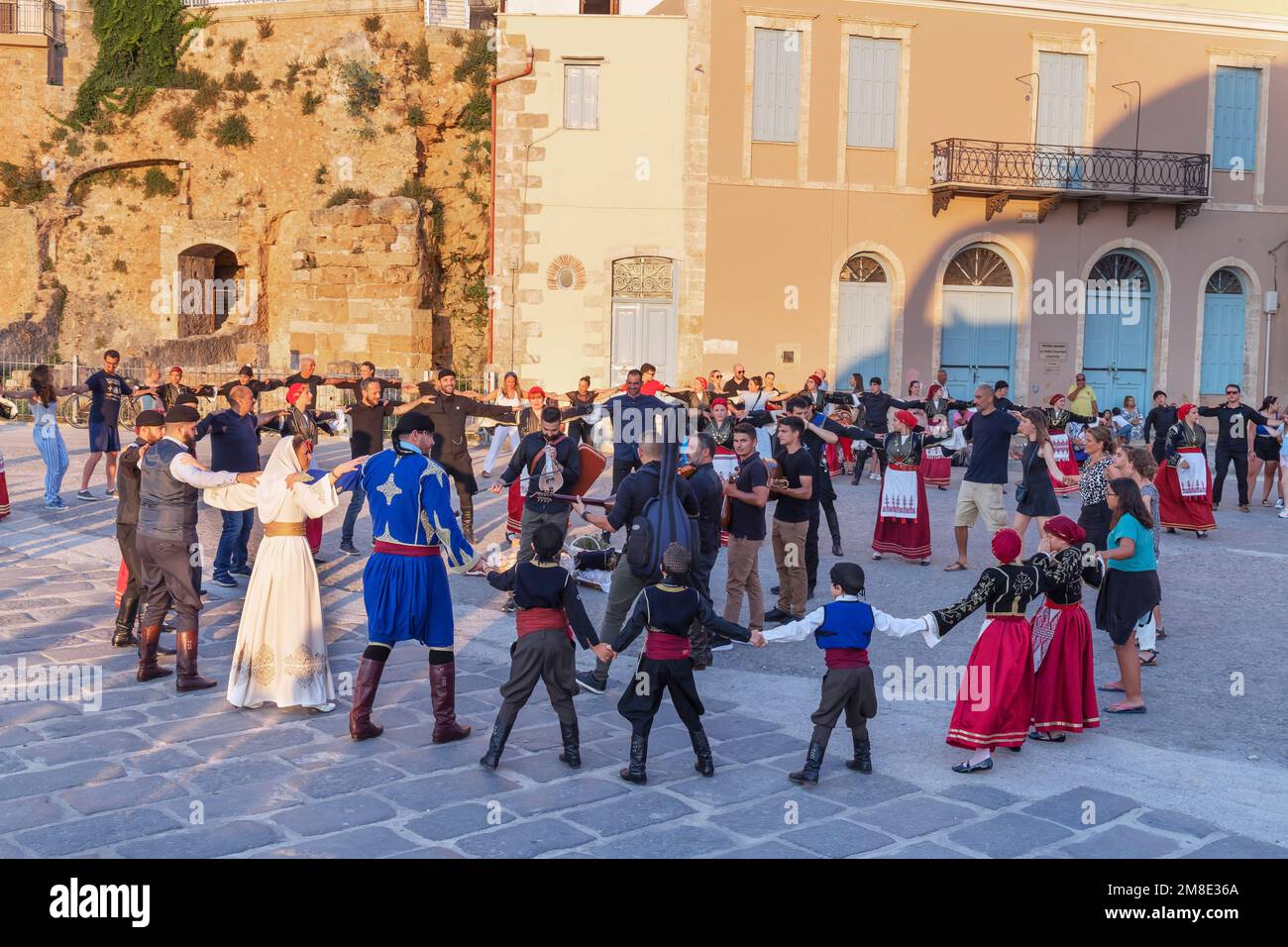 Gruppe von Personen, die traditionellen griechischen Tanz aufführen, Chania, Kreta, griechische Inseln, Griechenland Stockfoto