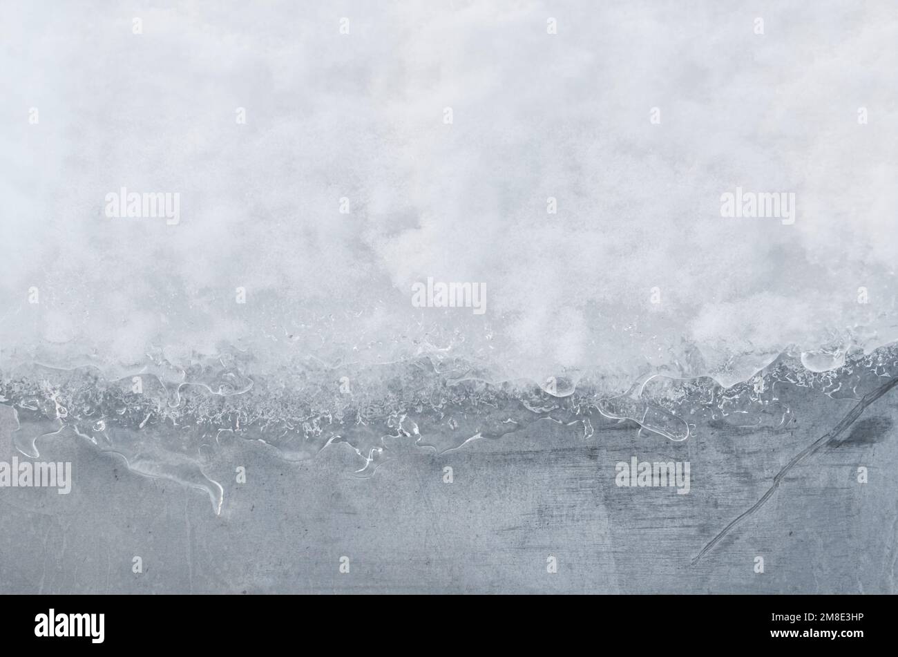 Textur von weißem Schnee und Eis auf grauem Wandhintergrund mit Kopierbereich. Stockfoto