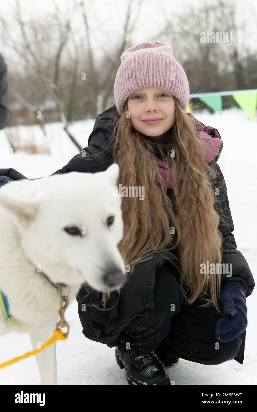 Outdoor-Saison Freundschaft Husky Winter Woman erwachsenes junges Mädchen Tier Schneehund Tierpark Stockfoto