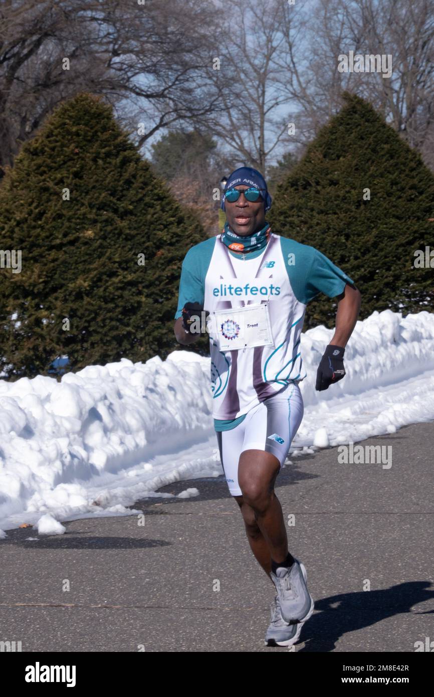 Der Gewinner des NYC Winter Park Tour 4 Meilen Rennen im Flushing Meadows Corona Park in Queens, New York. Stockfoto