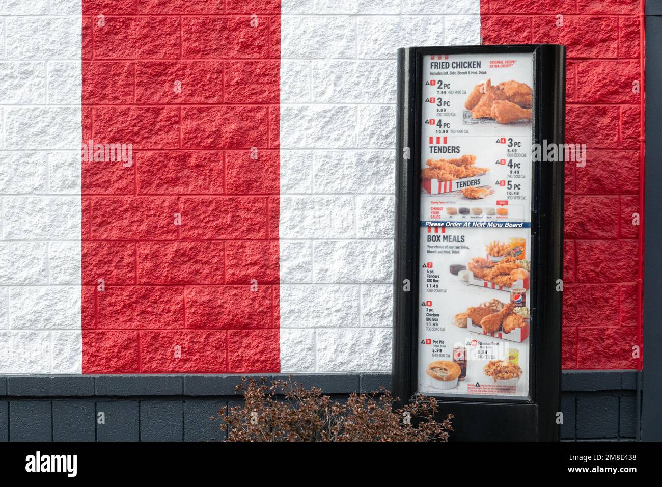 Das Drive-Through-Menü in einem KFC, Kentucky Fried Chicken, Restaurant am Northern Blvd in Flushing, Queens, New York City. Stockfoto