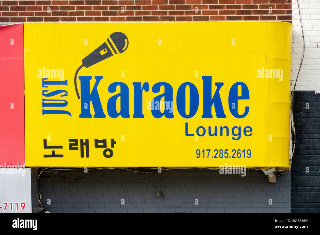 Das Schild für die JUST KARAOKE Lounge, eine koreanische Bar am Northern Boulevard in Flushing, Queens, New york. Stockfoto