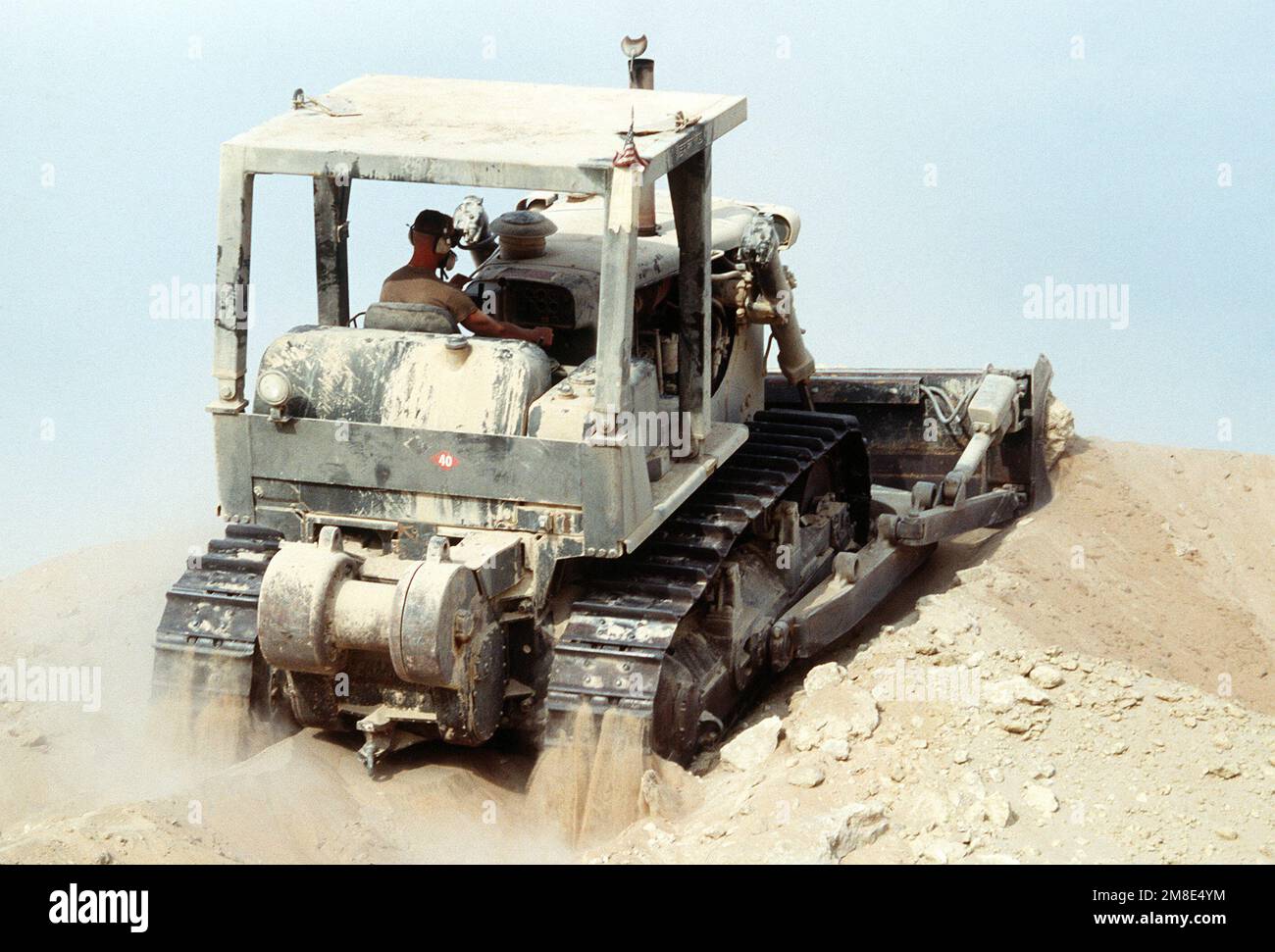 Ein Seabee des Naval Mobile Construction Battalion 40 (NMCB-40) betreibt einen Bulldozer und unterstützt während der Operation Desert Shield beim Bau eines Munitionslieferpunkts. Betreff Operation/Serie: WÜSTENSCHILD Land: Saudi-Arabien (Sau) Stockfoto