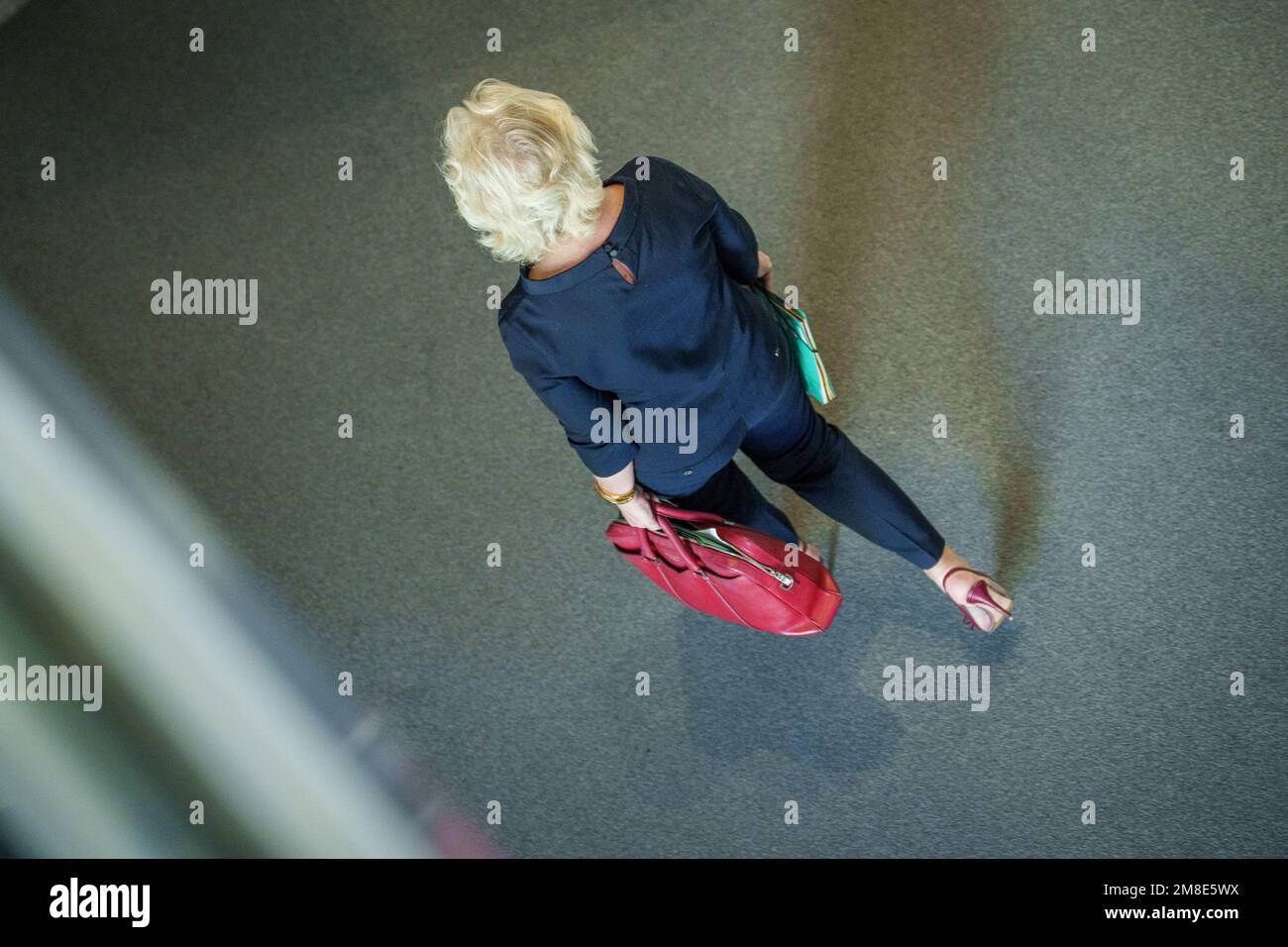 Berlin, Deutschland. 19.. Mai 2022. Verteidigungsministerin Christine Lambrecht (SPD) verlässt den Plenarsaal im Bundestag. Quelle: Michael Kappeler/dpa/Alamy Live News Stockfoto