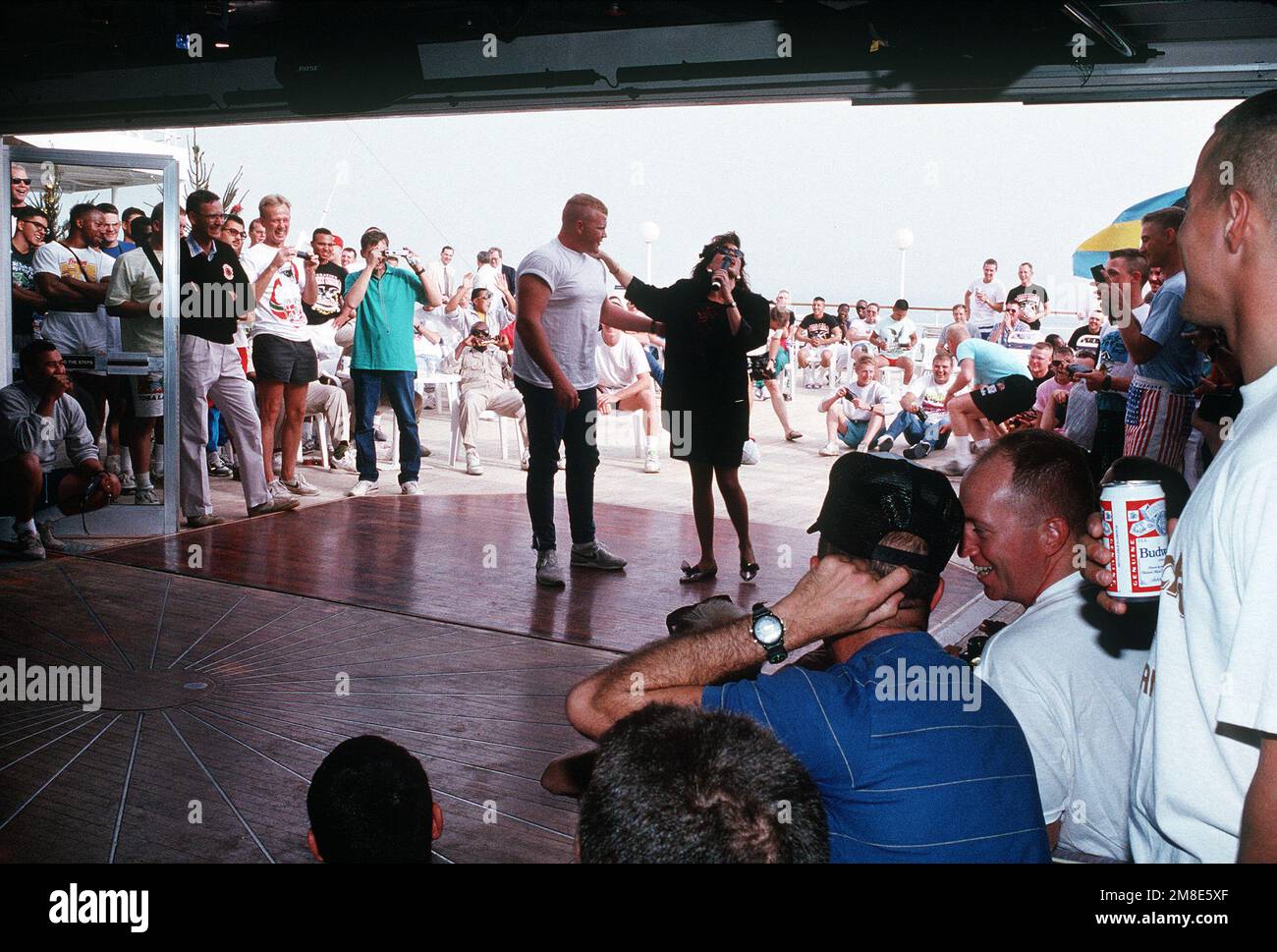 Entertainer Marie Osmond singt auf der Bühne eines United Service Organizations (USO)-Konzerts auf dem Kreuzfahrtschiff Cunard Princess für Truppen, die sich während der Operation Desert Shield erholen. Betreff Operation/Serie: WÜSTENSCHILD Land: Saudi-Arabien (Sau) Stockfoto