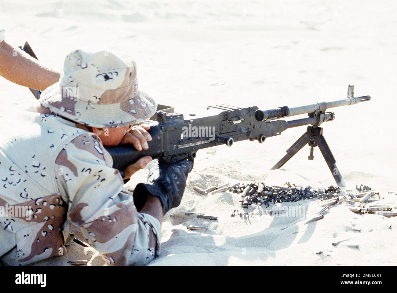 Ein Marine vom 7. Zug, 1. Force Reconnaissance Company, feuert während der Operation Desert Shield ein britisches L7A2-Mehrzweckmaschinengewehr mit britischen Soldaten der Dragoon Guards der Königin auf dem Abu Hydra Range ab. Betreff Operation/Serie: WÜSTENSCHILD Land: Saudi-Arabien (Sau) Stockfoto