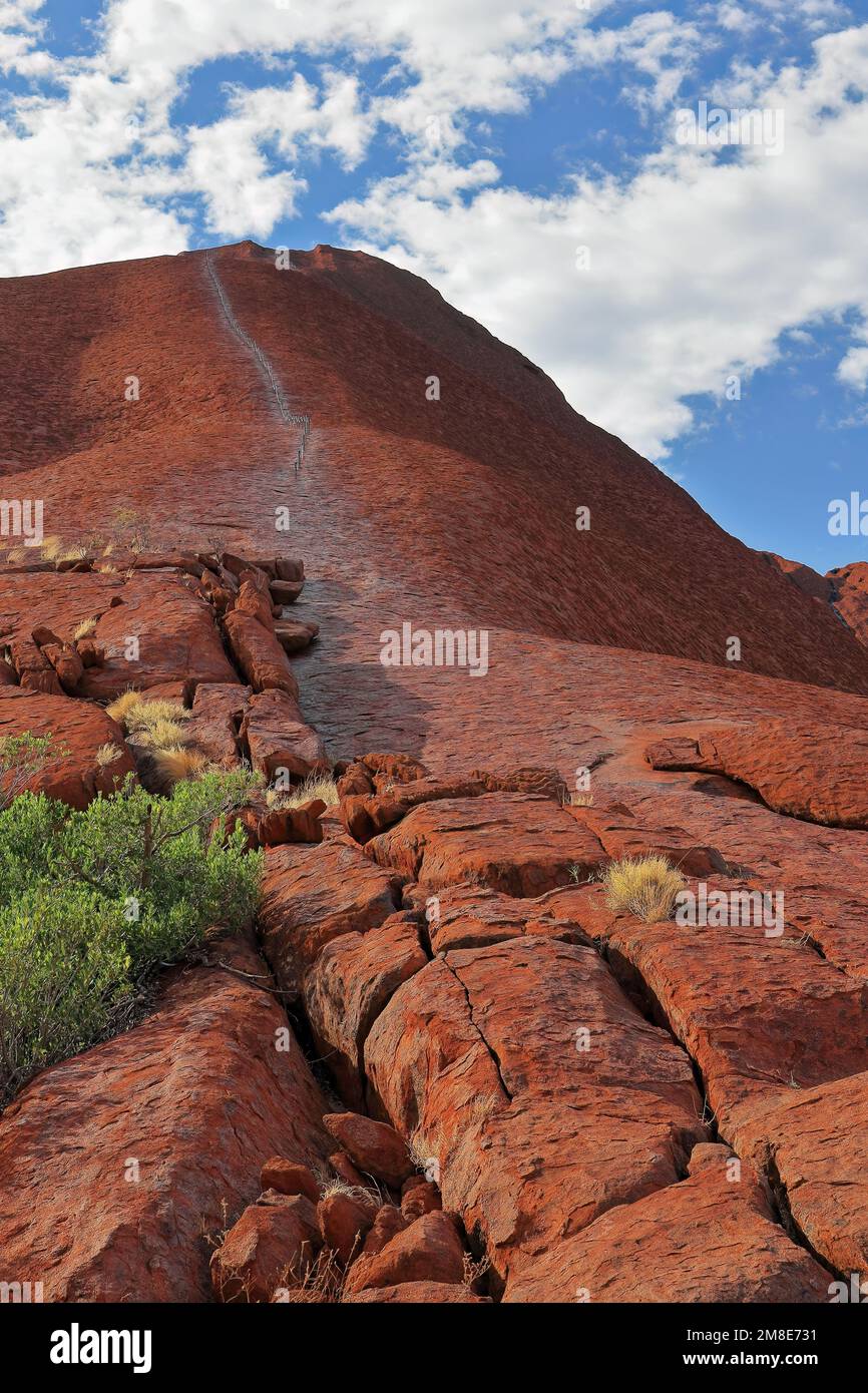 402 Kettenhandgriff beim Klettern auf den Uluru-Ayers Rock zum Gipfel, vom Mala-Abschnitt des Base Walk aus gesehen. NT-Australien. Stockfoto