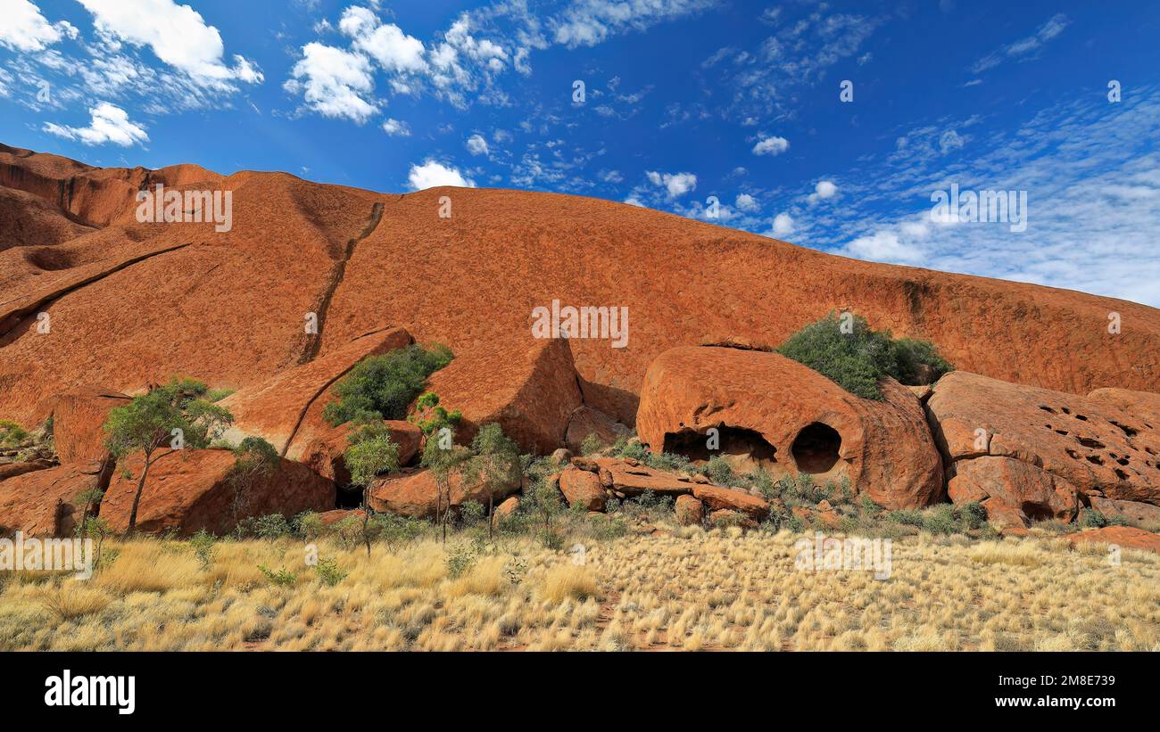 405 Felsformationen mit Löchern am Fuße des Uluru-Ayers Rock vom Mala-Abschnitt des Base Walk aus gesehen. NT-Australien. Stockfoto