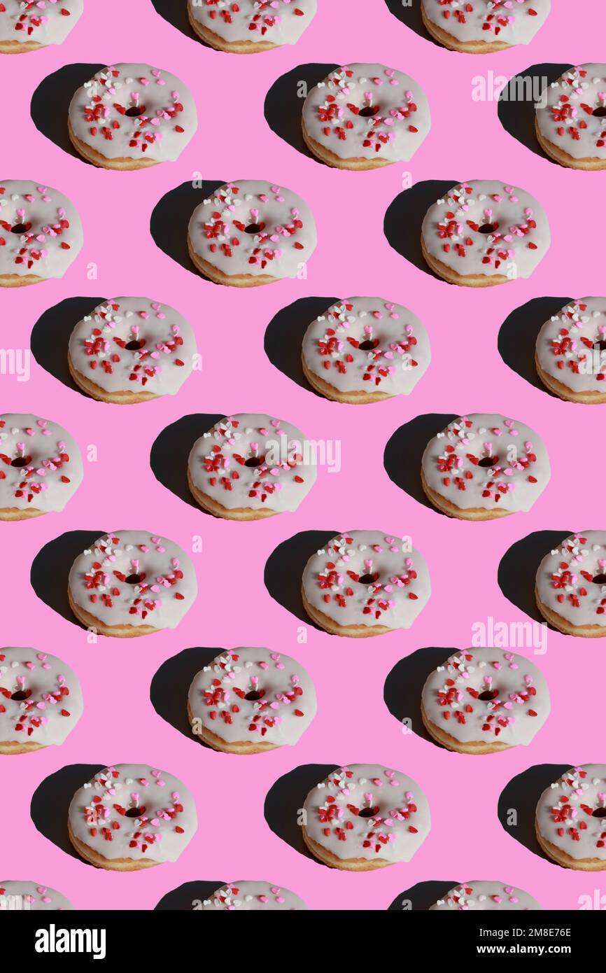 Nahtloses Muster aus Donuts mit Zuckerglasur auf pinkfarbenem Hintergrund Stockfoto