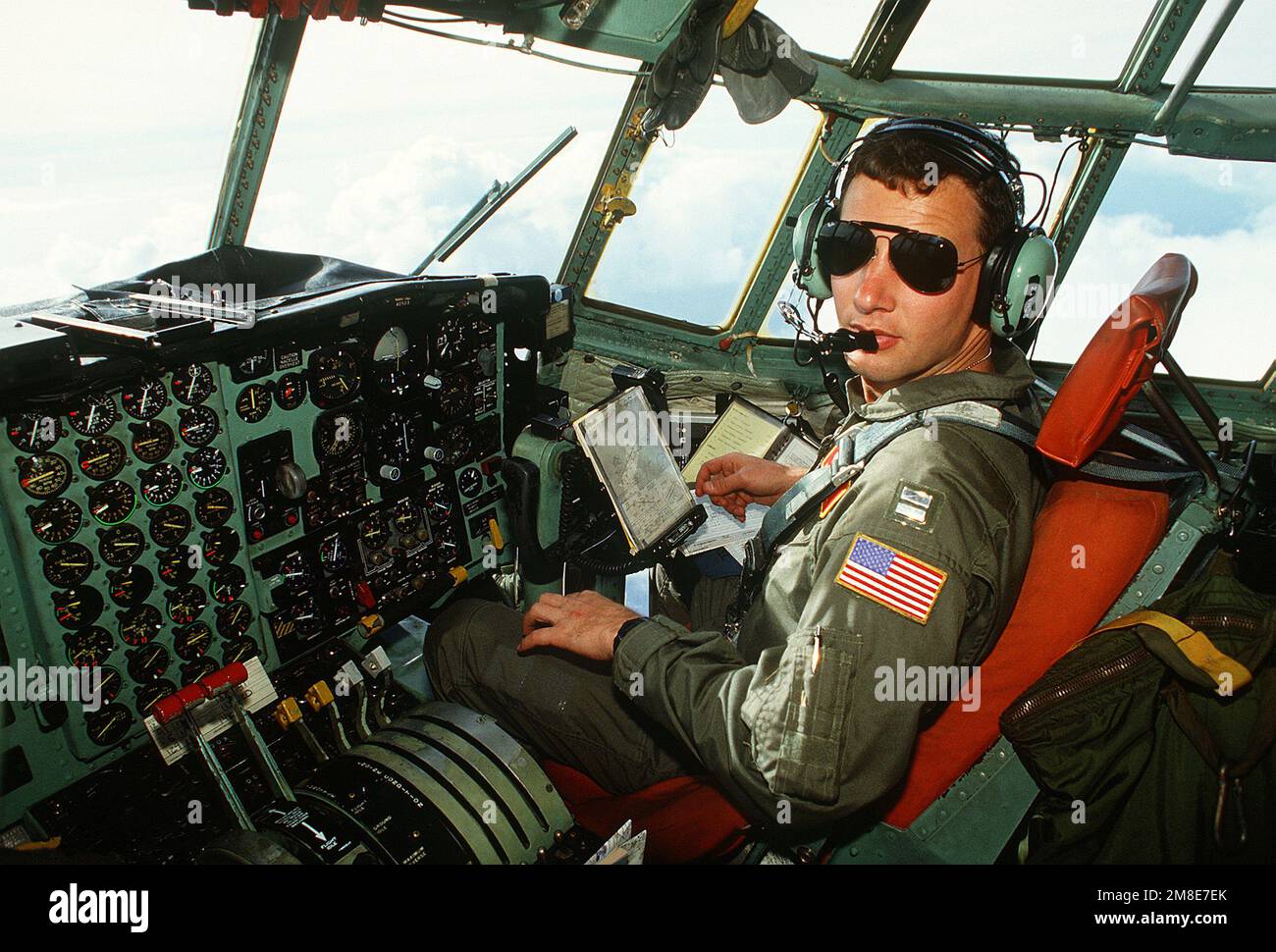 HAUPTMANN. Wayne Shatz, Pilot des taktischen Luftschleppflügels 374., fliegt eine Weihnachts-Abwurfmission in einem C-130-Herkules-Flugzeug. Die jährliche Flugübergabe ist eine humanitäre Maßnahme, die bedürftigen Inselbewohnern in ganz Mikronesien während der Weihnachtszeit Hilfe gewährt. Betreff Betrieb/Serie: WEIHNACHTS-DROP Bundesstaat: FS Mikronesien(FM) Land: Vereinigte Staaten von Amerika(USA) Stockfoto