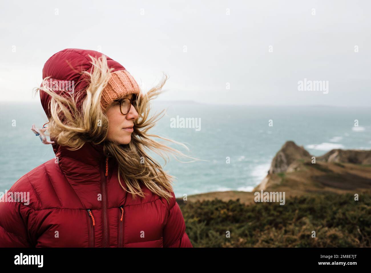 Porträt einer Frau, die an der Jurassic Coast in England wandert Stockfoto