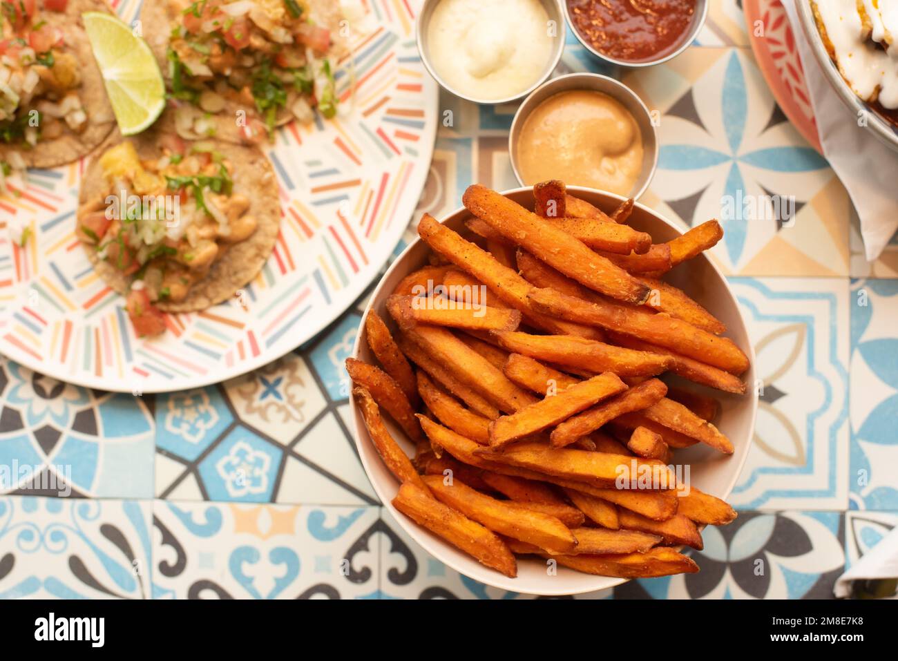 Süßkartoffeln Pommes Krabben Tortillas, Salsa in einem mexikanischen Restaurant Stockfoto