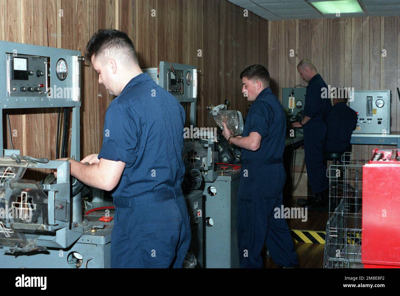 Vier Marines führen Tests an M-17A1-Schutzmasken in der nuklearbiologischen-chemischen Testeinheit (NBC) durch. Die Marines sind von links: LCPL Rick L. Meyer, LCPL Peter T. Collings, CPL Steven F. Sparkman und LCPL Gubiet Rojas. Basis: Marine Corps Logis Base, Albany Bundesstaat: Georgia (GA) Land: Vereinigte Staaten von Amerika (USA) Stockfoto