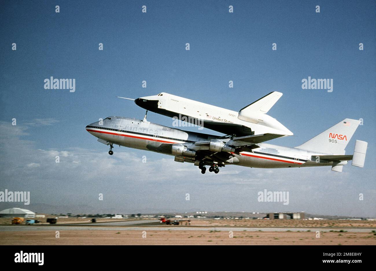 Das NASA 747 Shuttle Carrier Aircraft (SCA) hebt von der Landebahn in Edwards AFB, Kalifornien, mit dem Space Shuttle Endeavour OV-105 (Orbiter Vehicle-105) zurück. Exaktes Datum Aufnahme Unbekannt. Land: Unbekannt Stockfoto