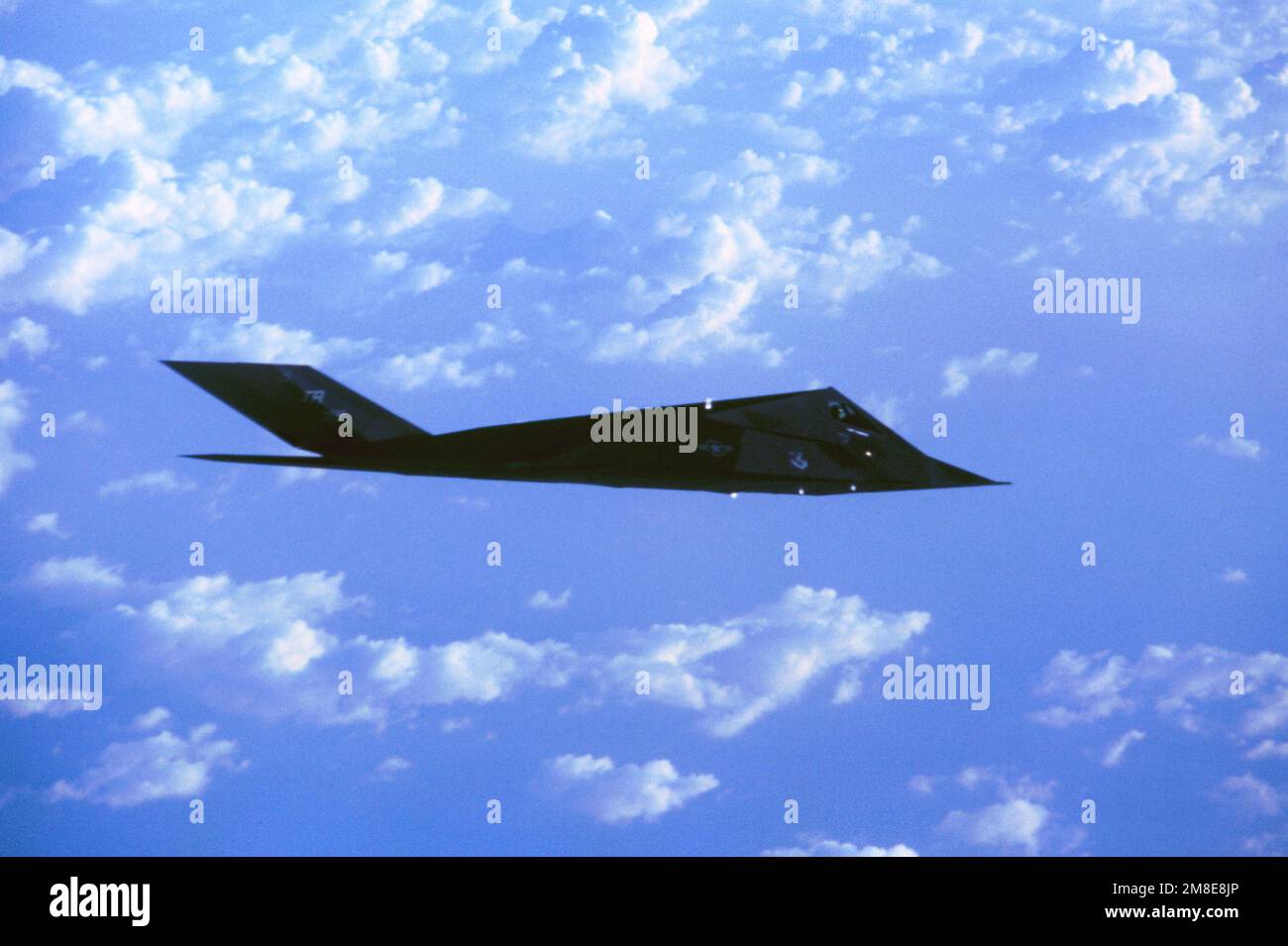 Air-to-Air-Seitenansicht eines F-117 Nighthawk Stealth Fighters während einer Trainingsmission. Exaktes Datum Aufnahme Unbekannt. Land: Unbekannt Stockfoto