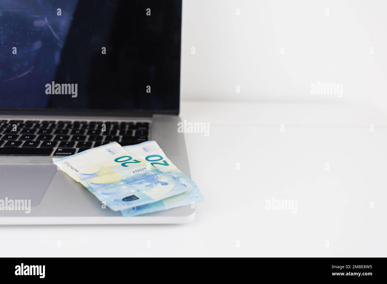 Verdienen Sie Geld Online-Euro-Rechnungen auf einem Laptop Stockfoto