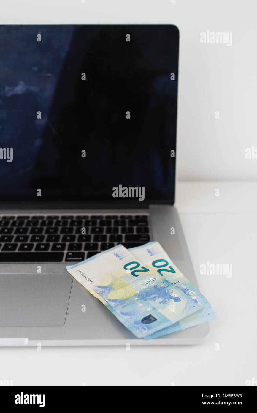 Verdienen Sie Geld Online-Euro-Rechnungen auf einem Laptop Stockfoto