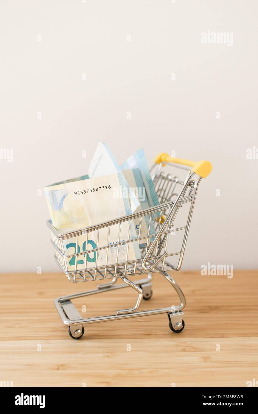 Einkaufswagen voller Geld E-Commerce Stockfoto