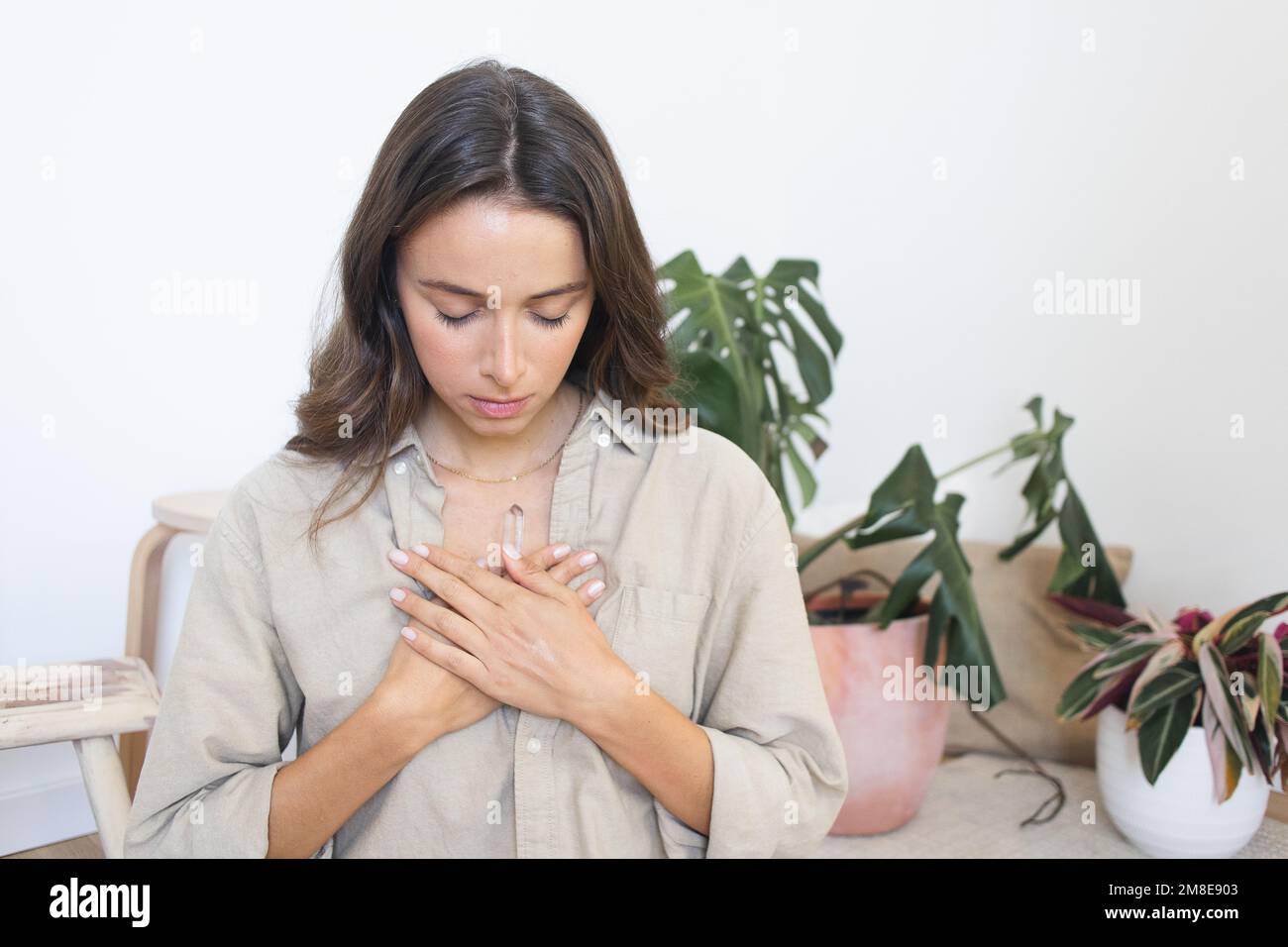 Frau meditiert in der Heil-Spiritualität Stockfoto