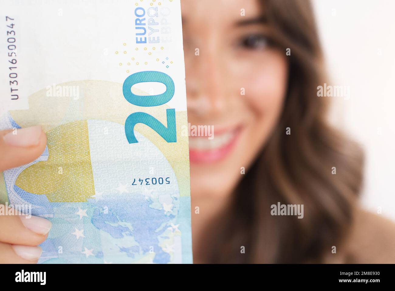 Verdienen Sie Geld Happy Woman Mit Bargeld-Euro-Schein Stockfoto