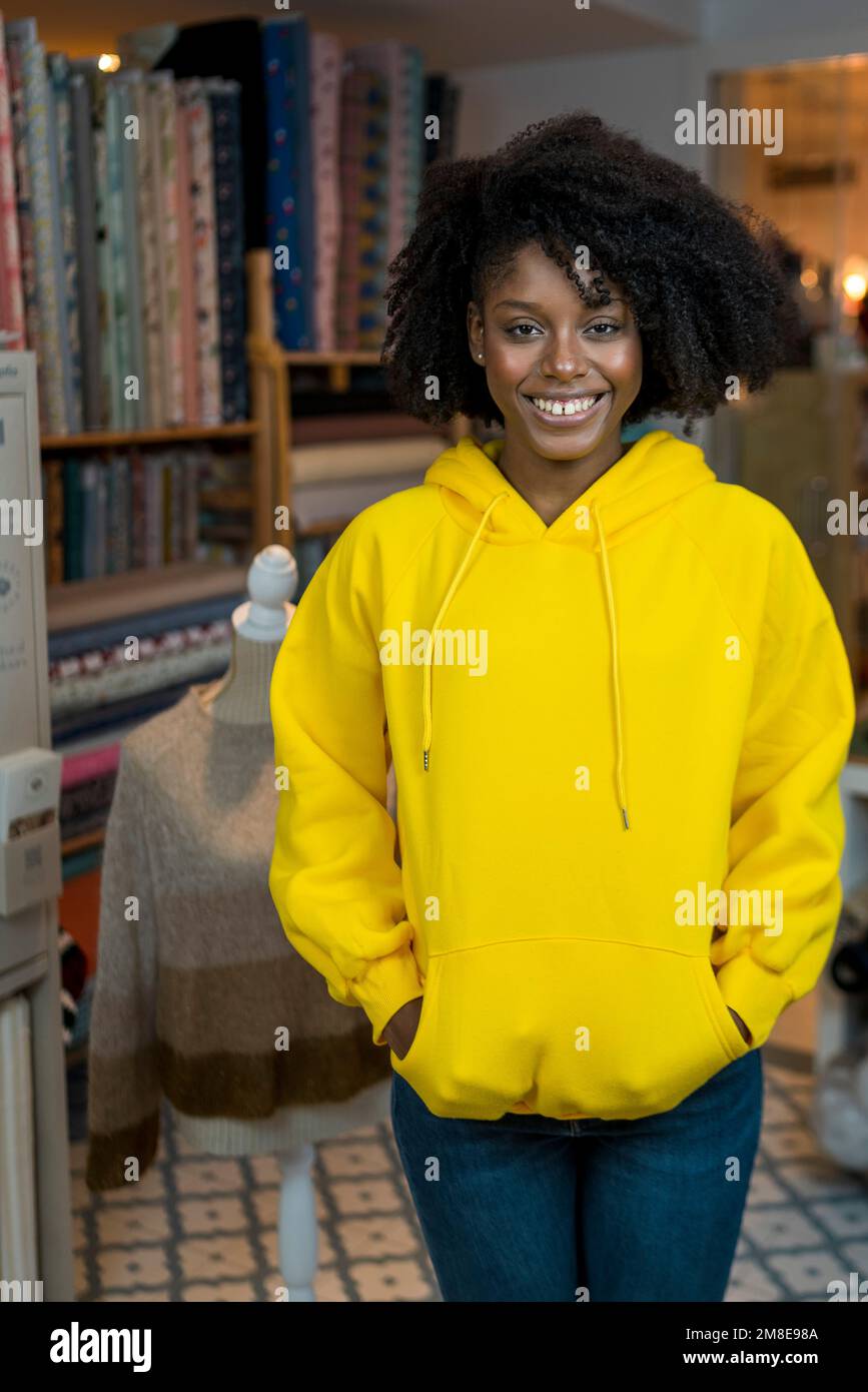 Ein afroamerikanisches Mädchen in ihrer Nähwerkstatt. Stockfoto
