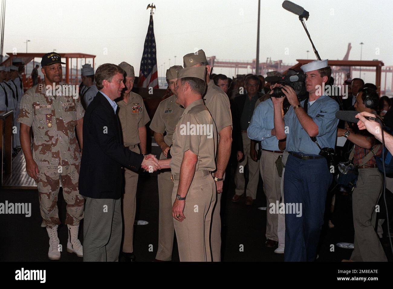 Riley D. Mixson, Commander, Task Force 155 und CAPT. John P. Gay, kommandierender Offizier des Flugzeugträgers USS JOHN F. KENNEDY (CV-67), begrüßt Vizepräsident J. Danforth Quayle bei seiner Ankunft an Bord der Kennedy. LT. GEN. Calvin A.H. Waller steht im Hintergrund bereit. Quayle ist während eines dreitägigen Besuchs an Bord des Schiffes, wobei Streitkräfte zur Unterstützung der Operation Desert Shield in den Nahen Osten entsandt wurden. Betreff Operation/Serie: WÜSTENSCHILDBASIS: Jiddah Land: Saudi-Arabien (Sau) Stockfoto