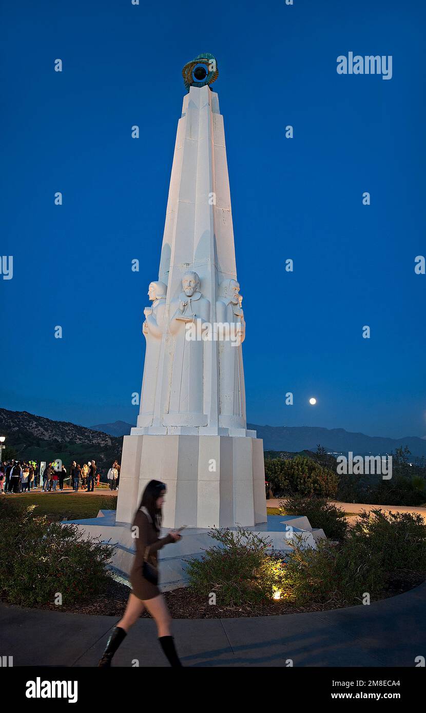 Statue der Astronomen vor dem Griffith Observatory im Griffith Park, Los Angeles, CA, USA Stockfoto