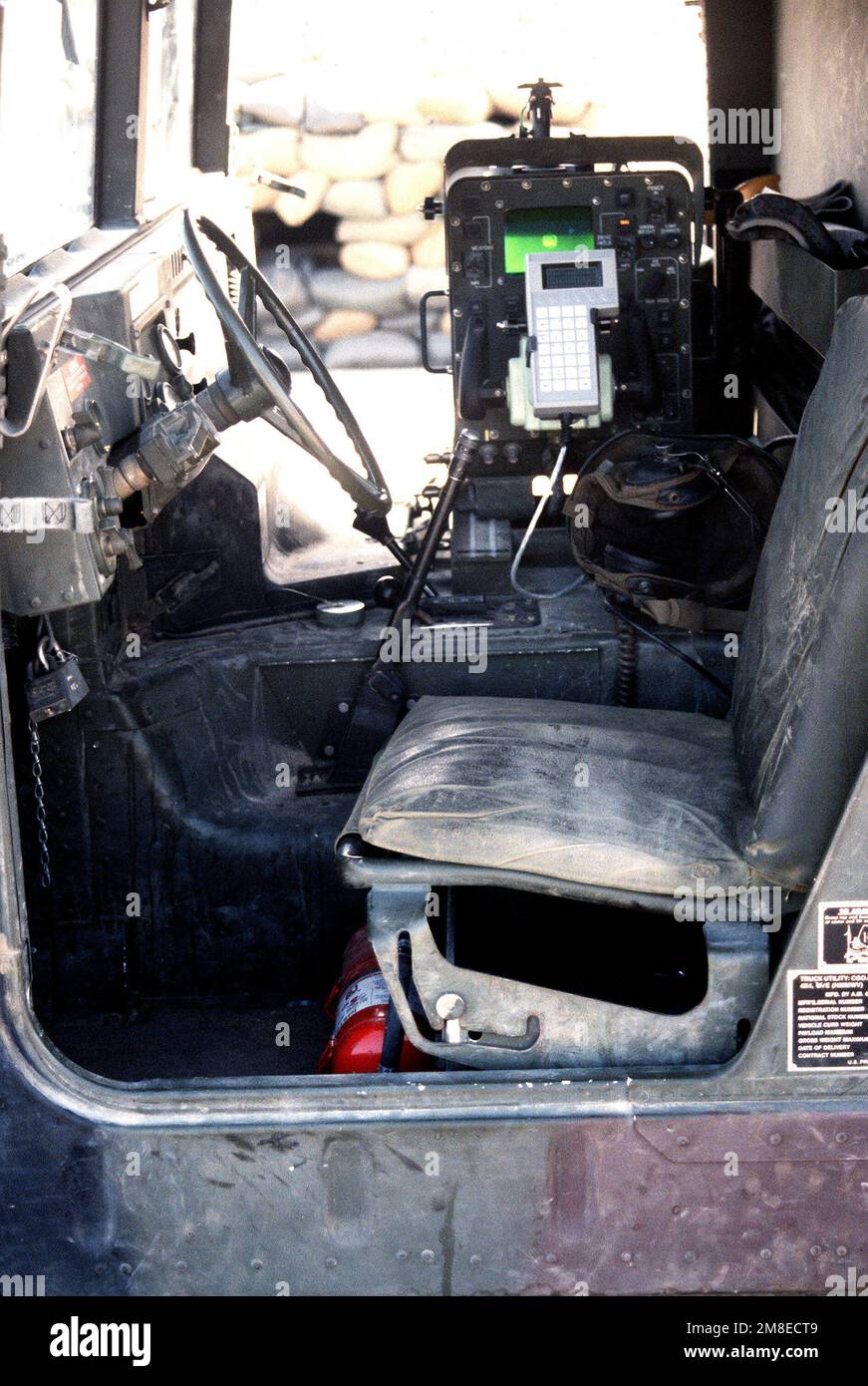 Eine Ansicht eines elektronischen Gerätes, das mit dem Avenger-Luftabwehrsystem verwendet wird. Die Ausrüstung ist im Fahrerhaus eines M998 High-Mobility Multipurpose Wheeled Vehicle (HMMWV) von Btry montiert. A, 2. Mrd., 6. Air Defense Artillery BDE., die für Operation Desert Shield nach Saudi-Arabien entsandt wird. Betreff Operation/Serie: WÜSTENSCHILD Land: Saudi-Arabien (Sau) Stockfoto