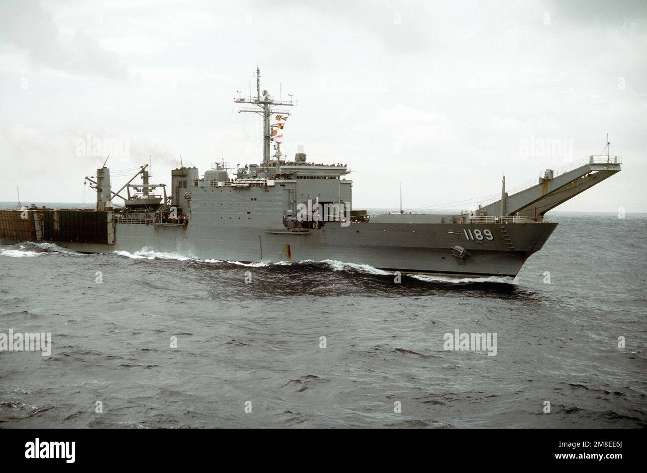 Steuerbord-Bugblick auf das Panzerlandeschiff USS SAN BERNARDINO (LST-1189), das auf dem Weg in den Nahen Osten unterwegs ist. Das Schiff wird in die Region entsandt, um an der Operation Desert Shield teilzunehmen. Betreff Betrieb/Serie: WÜSTENSCHILDLAND: Atlantik (AOC) Stockfoto