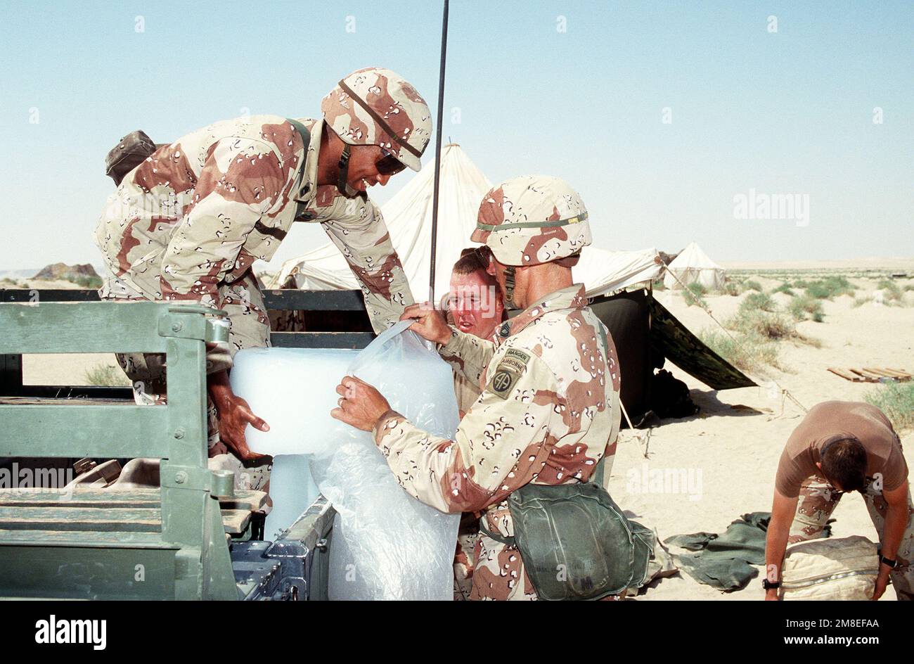 Ein Platoon-Sergeant der 82. Luftwaffe liefert während der Operation Desert Shield einen Eisblock an eine Einheit im Feld. Betreff Operation/Serie: WÜSTENSCHILD Land: Saudi-Arabien (Sau) Stockfoto