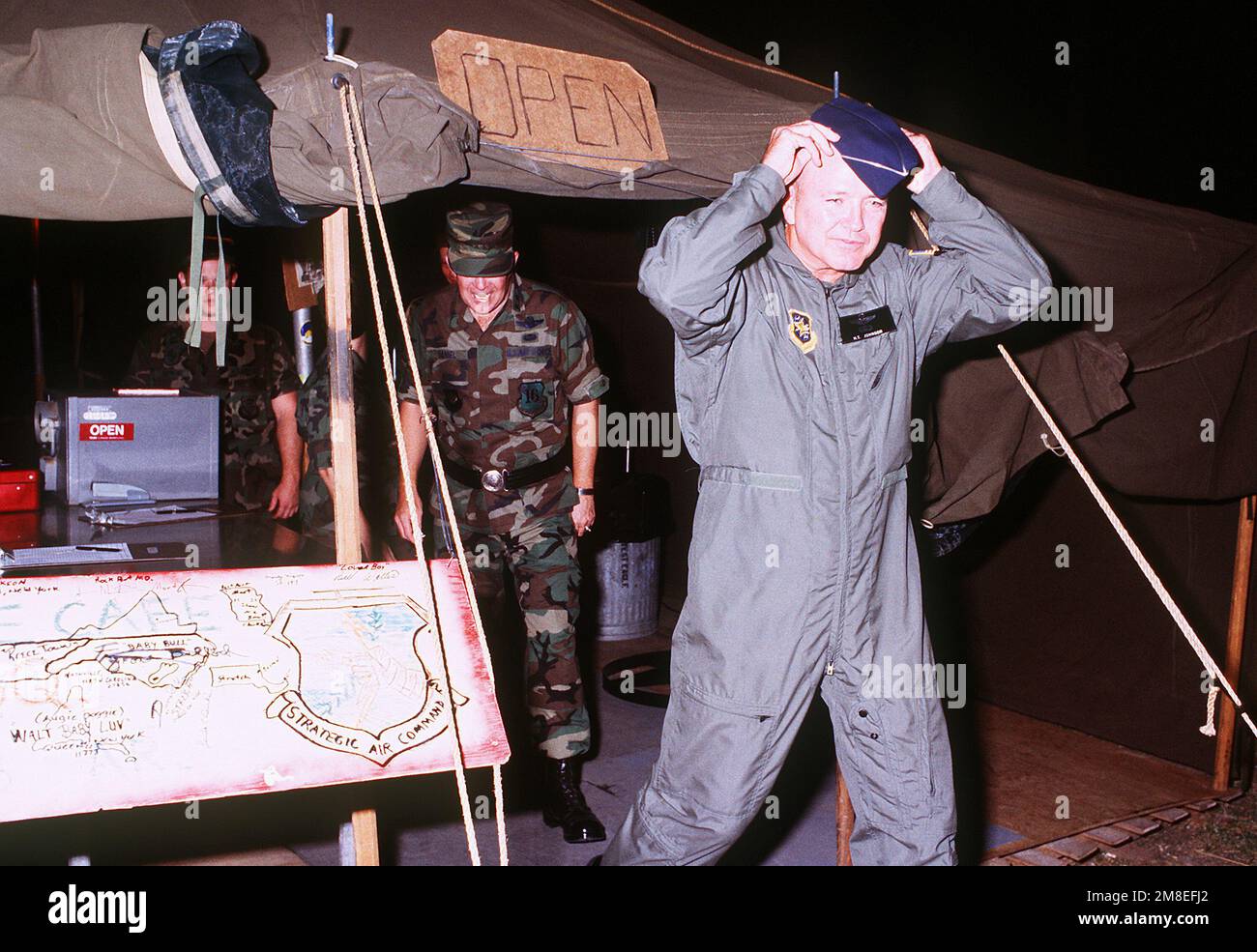 GEN. Hansford T. Johnson, Oberbefehlshaber des Transportwesens und Oberbefehlshaber des Militärflugkommandos, fährt auf einer Rundreise durch die USA von einem Kasino ab Luftwaffenstützlager während der Operation Desert Shield. MAJ. GEN. Gerald A. Daniel, Commander, 16. Luftwaffe, USA Die Luftwaffe, Europa, begleitet Johnson. Betreff Operation/Serie: WÜSTENSCHILD Land: Saudi-Arabien (Sau) Stockfoto