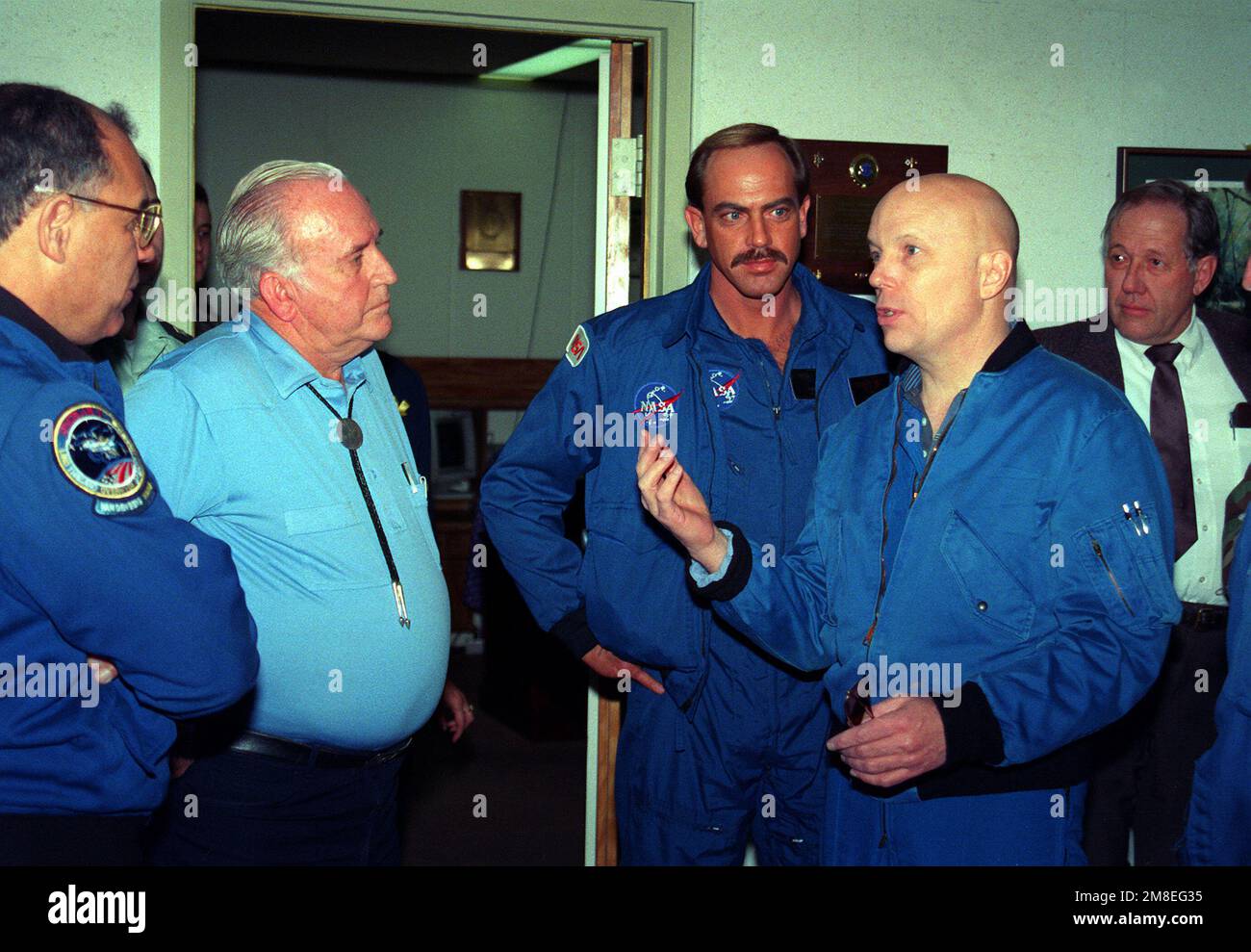 Drei Space Shuttle Crewmen, die der Mission Nr. 44 (STS-44) des Space Transportation System (STS) zugewiesen sind, sprechen mit Grady Bannister, zweiter von links, technischem Direktor der USA Army Electronic Proving Ground (USAEPG) im Fort. Die Shuttle-Crew ist von links: Air Force COL. Fred Gregory, Shuttlekommandeur, Oberbefehlshaber der Armee, 3 Tom Hennon, Missionsspezialist, und Dr. Story Musgrave, Missionsspezialist. STS-44 ist für Ende Juli 1991 geplant. Betreff Operation/Serie: MISSION NUMMER 44 Basis: Fort Huachuca Bundesstaat: Arizona (AZ) Land: Vereinigte Staaten von Amerika (USA) Stockfoto