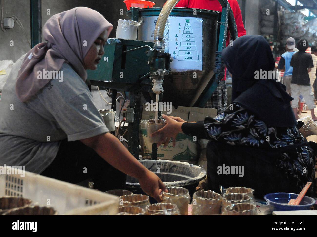 Depok, WEST JAVA, Indonesien. 12. Januar 2023. Arbeiter bereiten „Kue Keranjang“ (Korbkuchen) in einem traditionellen Kuchenmacher zu, der seit 35 Jahren in Depok, West Java, Indonesien, am 13. Januar 2023 in Betrieb ist. Klebriger Reis und Zucker und hat eine kaute und klebrige Konsistenz, die 15 Stunden gekocht wird. Vor den chinesischen Neujahrsfeiern stiegen die Verkäufe dieser Kuchen, insbesondere in der chinesischen Gemeinde in Indonesien. (Kreditbild: © Dasril Roszandi/ZUMA Press Wire) NUR REDAKTIONELLE VERWENDUNG! Nicht für den kommerziellen GEBRAUCH! Stockfoto