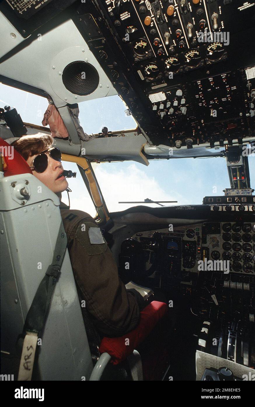 HAUPTMANN. Mavis Compagno, Pilot, überwacht die Kontrolle im Cockpit eines KC-135R Stratotanker-Flugzeugs, während er während der Operation Desert Storm eine Tankmission über Saudi-Arabien durchführt. Betroffene Operation/Serie: WÜSTENSTURM Land: Unbekannt Stockfoto