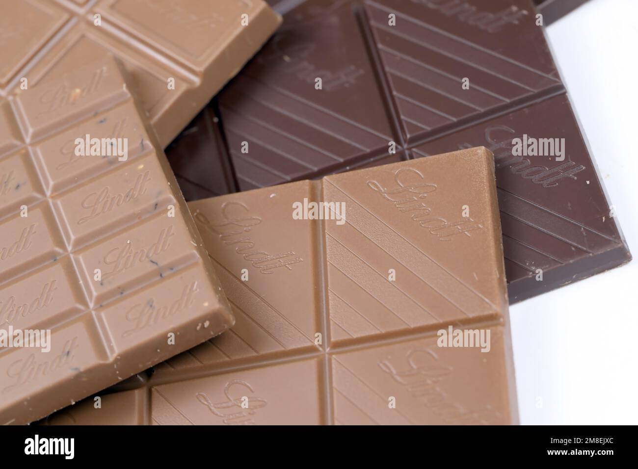 KIEW, UKRAINE - 4. MAI 2022 Lindt Schweizer Luxusmarken-Schokoladentabletten mit geprägtem Original-Firmenlogo. Stockfoto