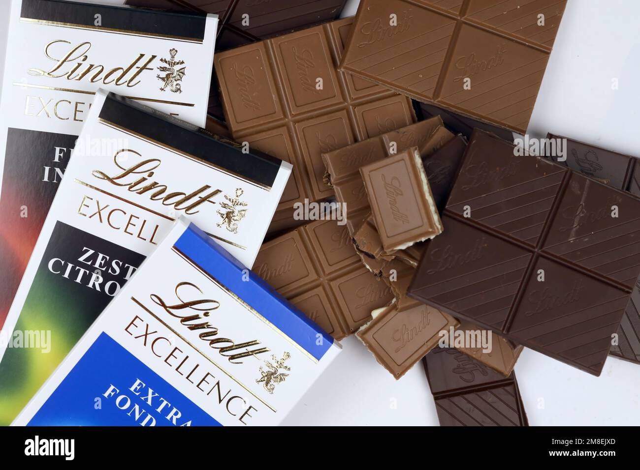 KIEW, UKRAINE - 4. MAI 2022 Lindt Schweizer Luxusmarken-Schokoladentabletten mit geprägtem Original-Firmenlogo. Stockfoto
