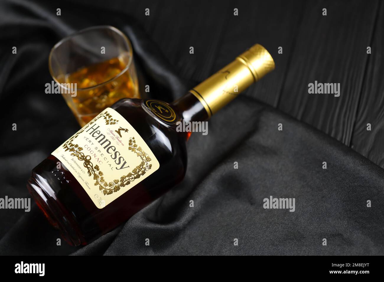 KIEW, UKRAINE - 4. MAI 2022 Hennessy Very Special Original Alkohol Flasche auf schwarzem Holztisch. Elite-Alkoholproduktion Stockfoto