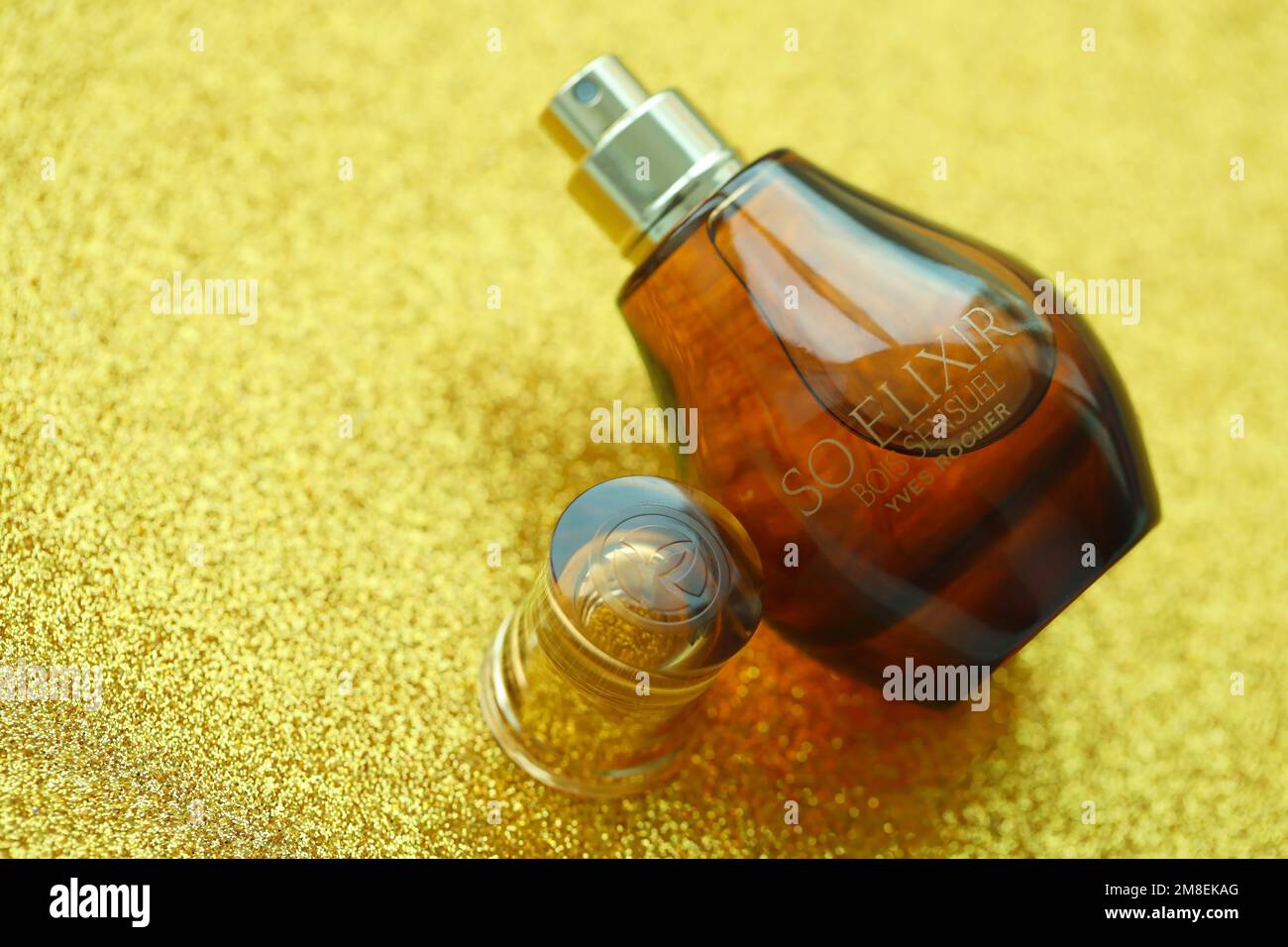 KIEW, UKRAINE - 4. MAI 2022 Flasche so Elixir Bois Sensuei Parfüm von Yves Rocher auf hellem Hintergrund Stockfoto
