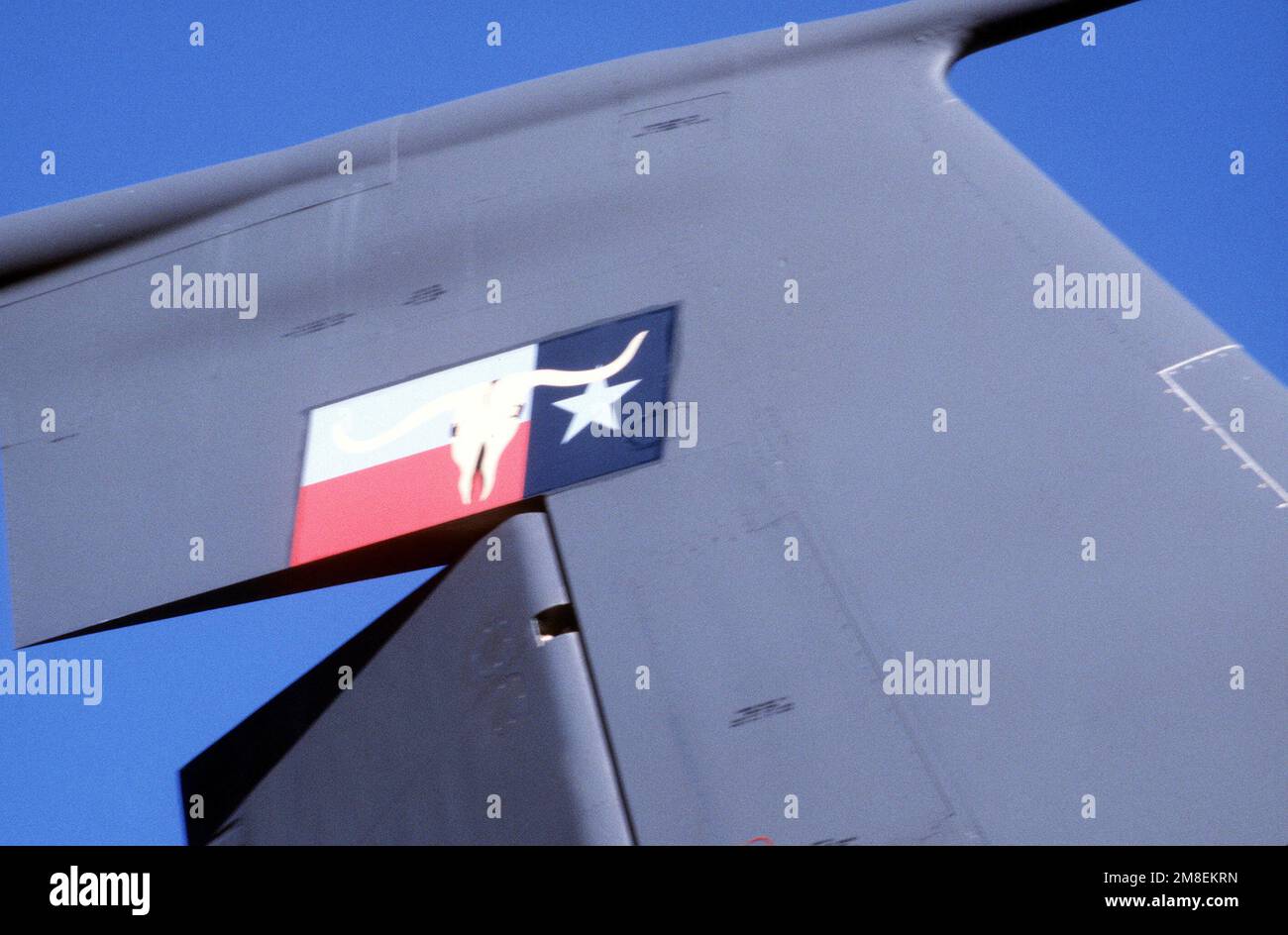 Ein Blick auf Kunstwerke am Heck eines KC-135 Stratotanker-Flugzeugs. Land: Unbekannt Stockfoto