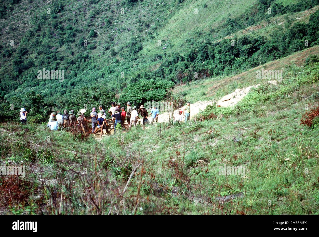 Medienmitglieder, Vertreter des Joint Combat Casualty Center und Mitglieder eines gemeinsamen US/vietnamesischen anthropologischen Teams treffen sich auf dem Berg Dong Nua in der Provinz Quang Binh, um die Suche vor Ort zu besprechen. Das anthropologische Team führt das Projekt durch, um Überreste eines amerikanischen Piloten zu finden, dessen A-7 Corsair II-Flugzeug während des Krieges in Vietnam abstürzte. Land: Vietnam (VNM) Stockfoto