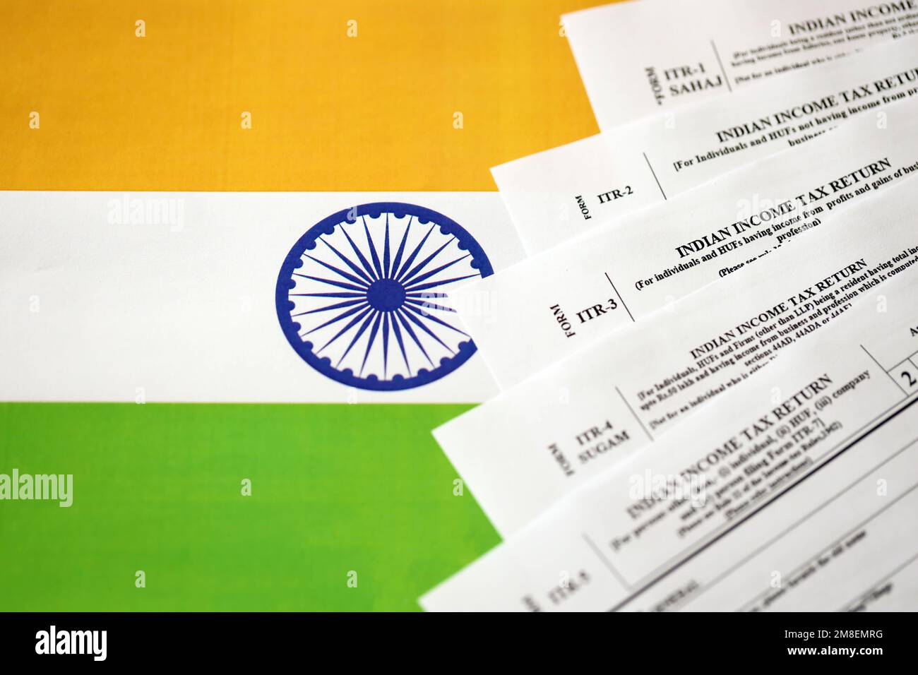 KIEW, UKRAINE - 4. MAI 2022 Indische Einkommensteuererklärung leere Formulare auf indischer Landesflagge Nahaufnahme. Konzept der jährlichen Steuermeldung Stockfoto