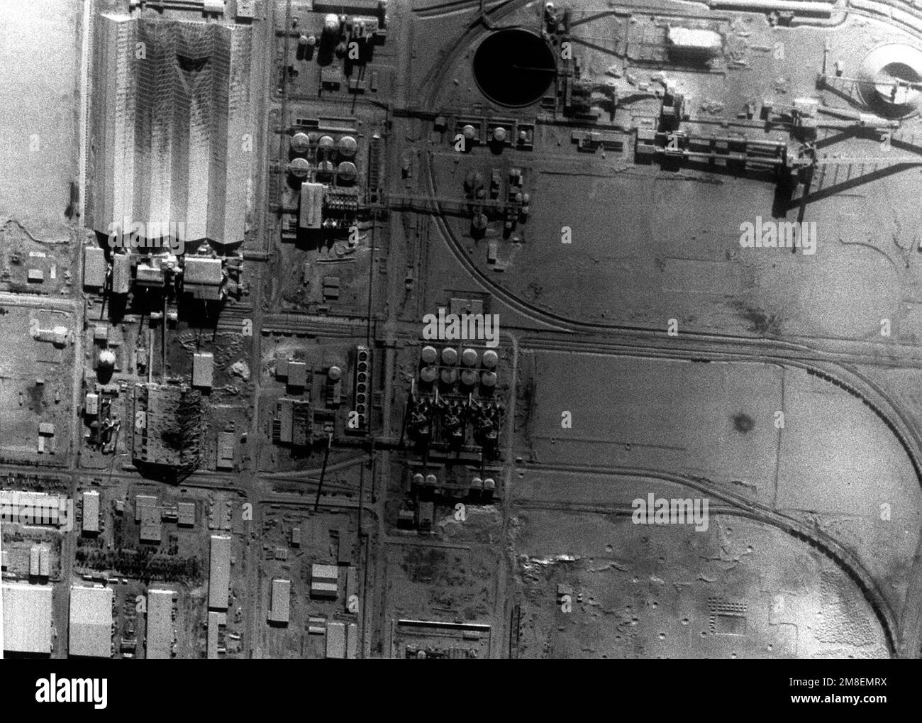 Ein Blick von oben auf die A1 Qaim Superphosphat-Düngemittelanlage, die einige der Schäden zeigt, die durch die Bombenangriffe der Alliierten während der Operation Desert Storm verursacht wurden. Das Foto wurde von einem Kampfgeschwader 32 (VF-32) F-14A Tomcat mit dem taktischen Lufterkundungs-Pod-System (PLANEN) aufgenommen. Betreff Operation/Serie: WÜSTENSTURM Land: Irak (IRQ) Stockfoto