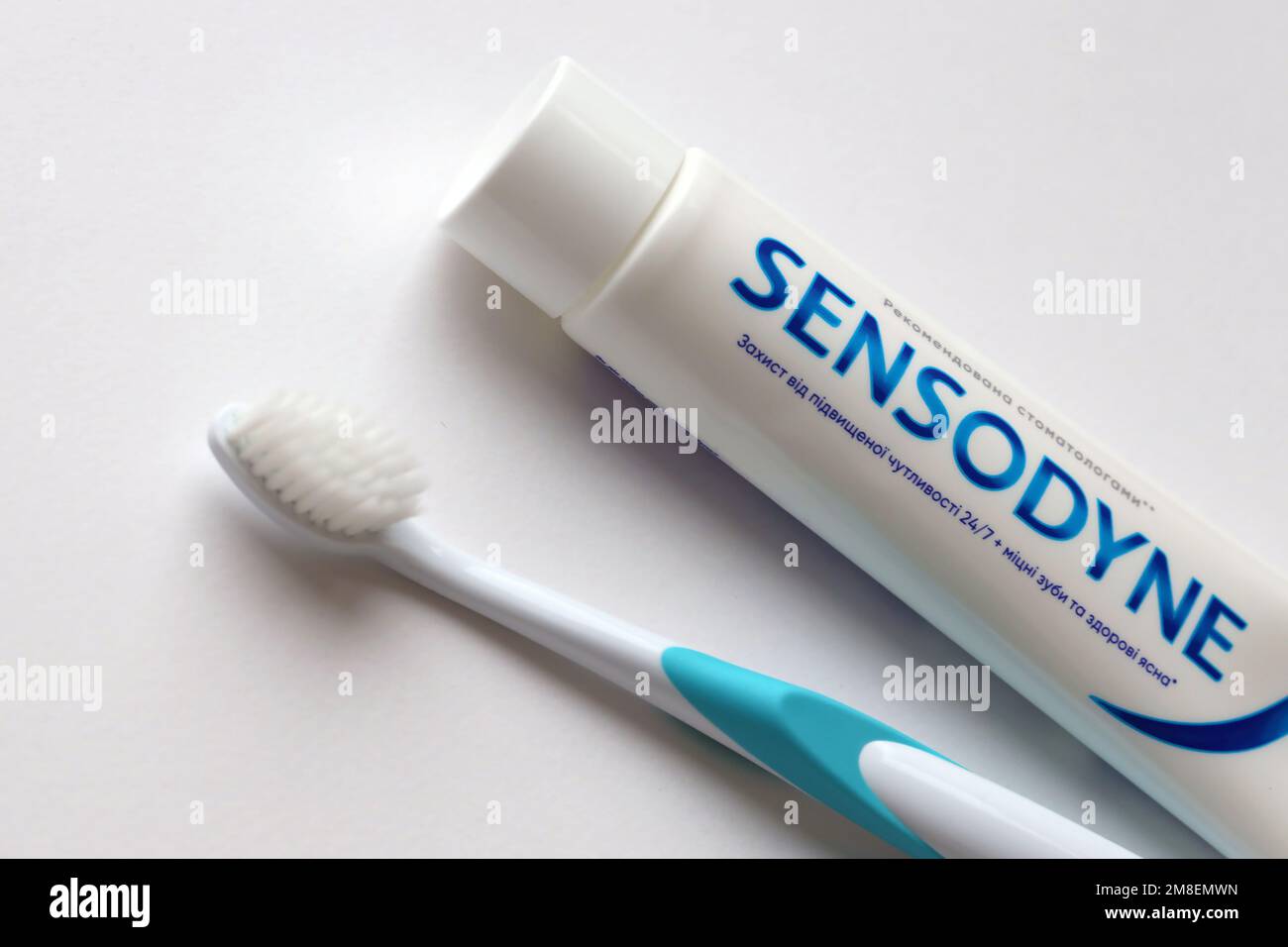 KIEW, UKRAINE - 4. MAI 2022 Sensodyne Fluor oder Fluor ist eine tägliche Fluorid Zahnpasta, die gegen Zahnempfindlichkeit schützt Stockfoto