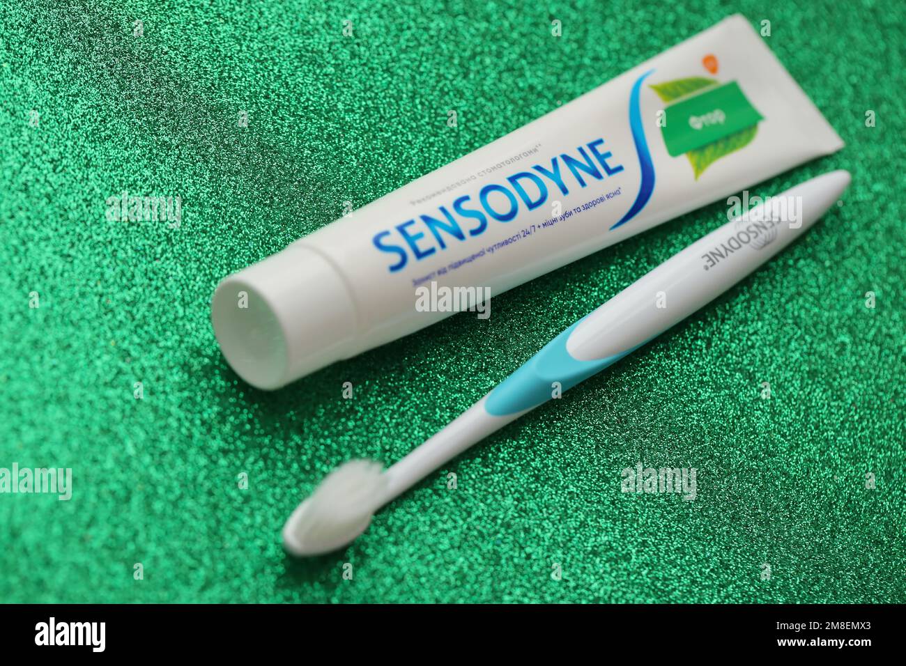 KIEW, UKRAINE - 4. MAI 2022 Sensodyne Fluor oder Fluor ist eine tägliche Fluorid Zahnpasta, die gegen Zahnempfindlichkeit schützt Stockfoto