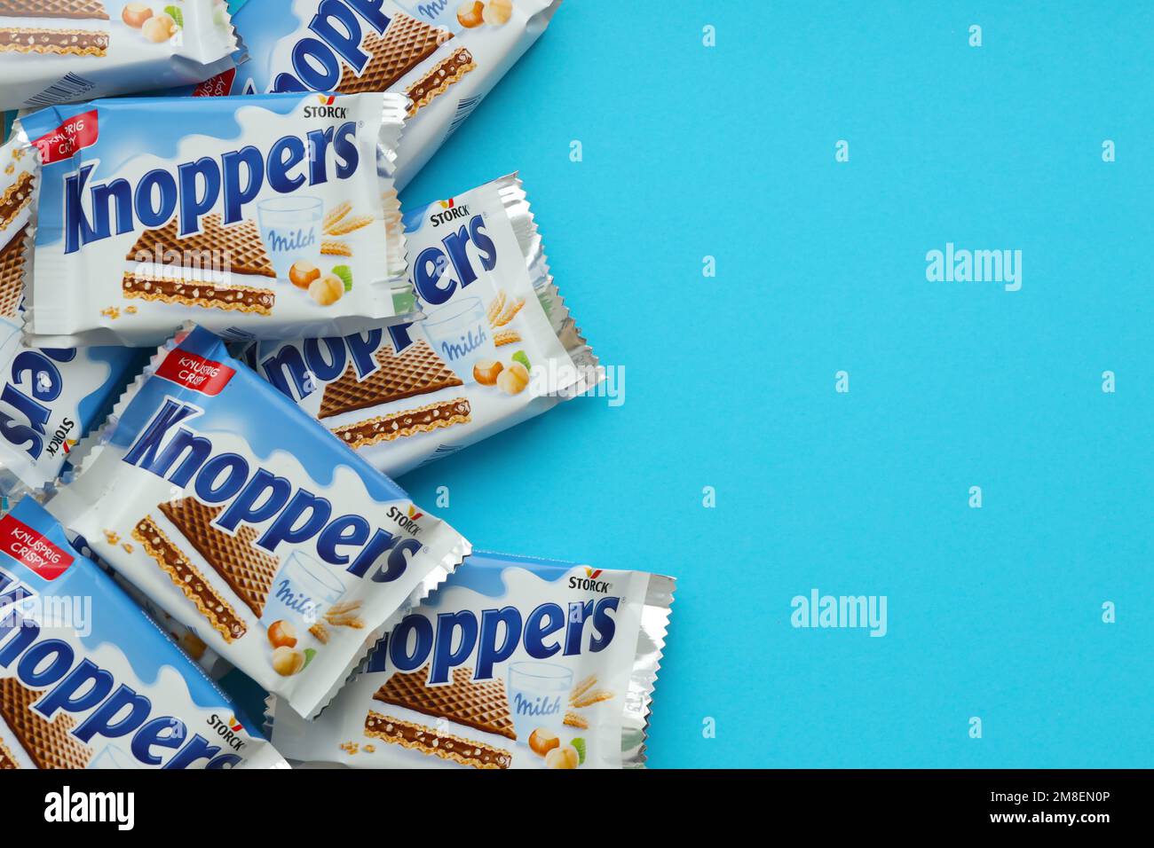 KIEW, UKRAINE - 4. MAI 2022 Packshot von Knoppers knusprigen Waffelsandwiches, hergestellt von Storck. Stockfoto